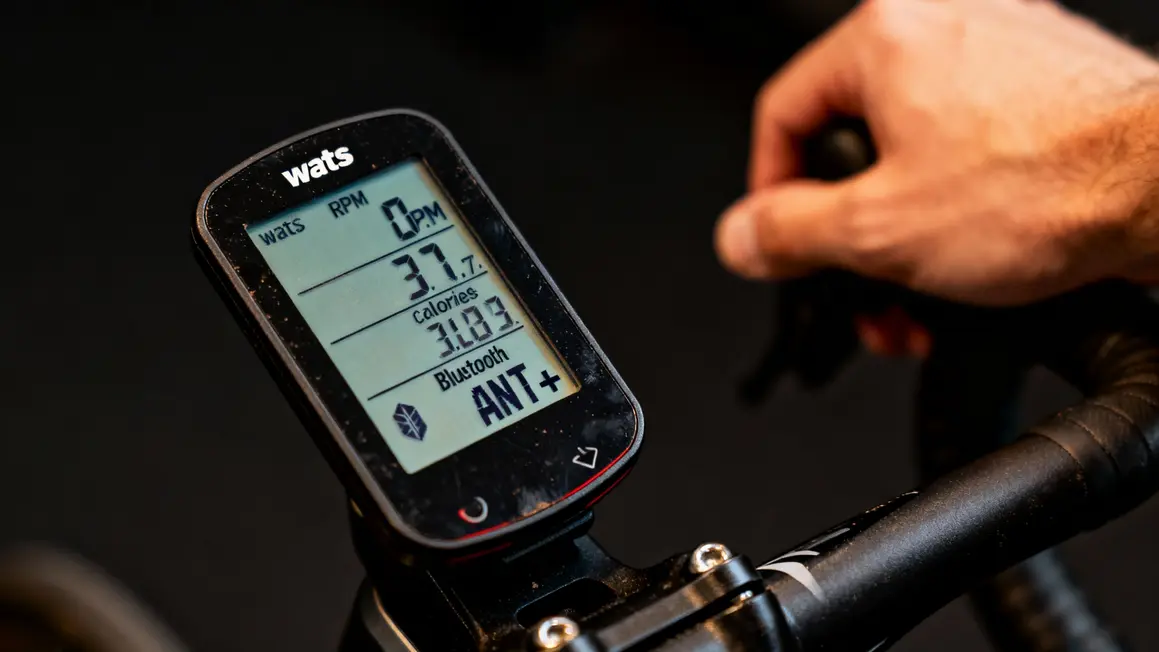 Écran PM5 BikeErg Concept2 affichant watts et connectivité
